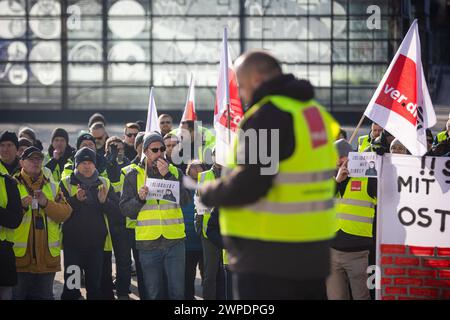 Eine Kundgebung von Lufthansa Mitarbeitern am Flughafen Berlin Brandenburg wahrend einem Streik der Lufthansa Mitarbeiter AM 07. März 2024 à Schönefeld, Brandebourg. Streik am Flughafen Berlin Brandenburg *** rassemblement des employés de Lufthansa à l'aéroport de Berlin Brandebourg lors d'une grève des employés de Lufthansa le 07 mars 2024 à Schönefeld, Brandebourg grève à l'aéroport de Berlin Brandebourg Banque D'Images