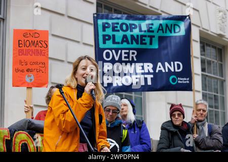 5 mars 2024. Dept. pour l'énergie, la sécurité et le zéro net, Whitehall, Londres, Royaume-Uni. Arrêtez Drax démo par une coalition de groupes dont Greenpeace, Fossil FR Banque D'Images