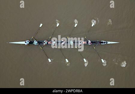 L'équipe masculine de l'Université de Cambridge lors d'une séance d'entraînement sur la rivière Great Ouse à Ely. La Gemini Boat Race aura lieu le samedi 30 mars. Date de la photo : jeudi 7 mars 2024. Banque D'Images