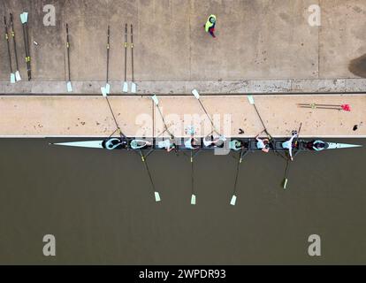 L'équipe masculine de l'Université de Cambridge lors d'une séance d'entraînement sur la rivière Great Ouse à Ely. La Gemini Boat Race aura lieu le samedi 30 mars. Date de la photo : jeudi 7 mars 2024. Banque D'Images