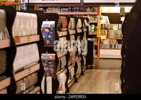 Kiev. Région de Kiev. Ukraine. 02.21.2024.vue d'un magasin avec des étagères pour rouleaux de papier peint. Banque D'Images