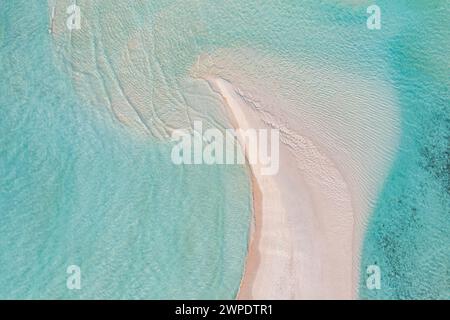Banc de sable aérien de plage relaxant, bannière de modèle de vacances d'été. Vagues paisibles surfent avec un étonnant lagon bleu océan, rivage de la mer, littoral Banque D'Images