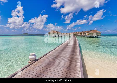 Voyage de luxe Maldives Water villas Paradise fond. Paysage tropical, paysage marin avec une longue jetée, bungalows eau étonnant ciel marin et plage de lagon Banque D'Images