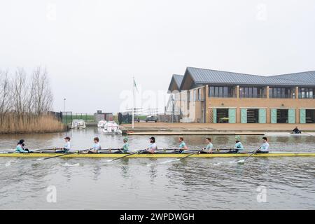 L'équipe masculine de l'Université de Cambridge lors d'une séance d'entraînement sur la rivière Great Ouse à Ely. La Gemini Boat Race aura lieu le samedi 30 mars. Date de la photo : jeudi 7 mars 2024. Banque D'Images