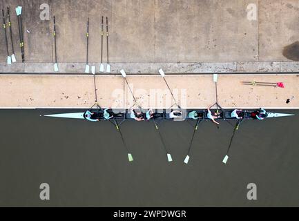 L'équipe masculine de l'Université de Cambridge lors d'une séance d'entraînement sur la rivière Great Ouse à Ely. La Gemini Boat Race aura lieu le samedi 30 mars. Date de la photo : jeudi 7 mars 2024. Banque D'Images