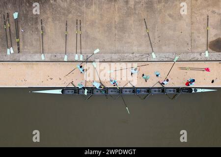 L'équipe masculine de l'Université de Cambridge lors d'une séance d'entraînement sur la rivière Great Ouse à Ely. La Gemini Boat Race aura lieu le samedi 30 mars. Date de la photo : jeudi 7 mars 2024. Banque D'Images