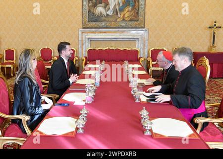 Vatican, Vatican. 07 mars 2024. Italie, Rome, Vatican, 2024/3/7.le pape François reçoit en audience privée M. Jakov Milatović, Président de la République du Monténégro, au Vatican photographie de Vatican Media /Catholic Press photos s. RESTREINTES À UN USAGE ÉDITORIAL - PAS DE MARKETING - PAS DE CAMPAGNES PUBLICITAIRES. Crédit : Agence photo indépendante/Alamy Live News Banque D'Images