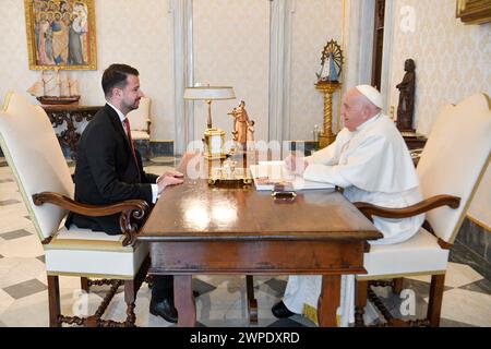 Vatican, Vatican. 07 mars 2024. Italie, Rome, Vatican, 2024/3/7.le pape François reçoit en audience privée M. Jakov Milatović, Président de la République du Monténégro, au Vatican photographie de Vatican Media /Catholic Press photos s. RESTREINTES À UN USAGE ÉDITORIAL - PAS DE MARKETING - PAS DE CAMPAGNES PUBLICITAIRES. Crédit : Agence photo indépendante/Alamy Live News Banque D'Images