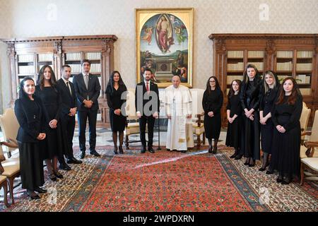 Vatican, Vatican. 07 mars 2024. Italie, Rome, Vatican, 2024/3/7.le pape François reçoit en audience privée M. Jakov Milatović, Président de la République du Monténégro, au Vatican photographie de Vatican Media /Catholic Press photos s. RESTREINTES À UN USAGE ÉDITORIAL - PAS DE MARKETING - PAS DE CAMPAGNES PUBLICITAIRES. Crédit : Agence photo indépendante/Alamy Live News Banque D'Images