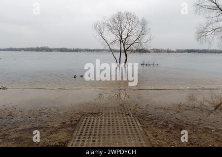 Non exclusif : KIEV, UKRAINE - 6 MARS 2024 - la zone du parc Natalka a été inondée en raison de l'augmentation des rejets d'eau du réservoir de Kiev dus Banque D'Images