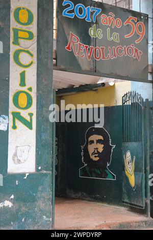 037 texte louant la révolution, portail dans la vieille Havane 'option. 2017, 59e année de la Révolution » et portrait du leader Che Guevara. La Habana-Cuba. Banque D'Images