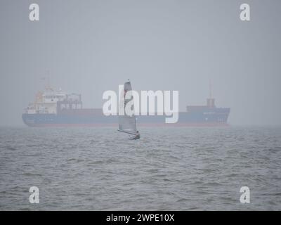 Sheerness, Kent, Royaume-Uni. 7 mars 2024. Météo Royaume-Uni : des vagues de soleil brumeuses pour les marins à Sheerness, Kent ce matin. Crédit : James Bell/Alamy Live News Banque D'Images