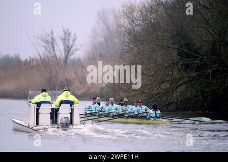 L'équipe masculine de l'Université de Cambridge lors d'une séance d'entraînement sur la rivière Great Ouse à Ely. La Gemini Boat Race aura lieu le samedi 30 mars. Date de la photo : jeudi 7 mars 2024. Banque D'Images