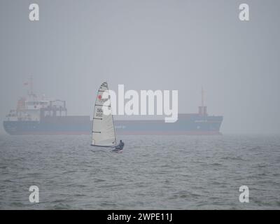 Sheerness, Kent, Royaume-Uni. 7 mars 2024. Météo Royaume-Uni : des vagues de soleil brumeuses pour les marins à Sheerness, Kent ce matin. Crédit : James Bell/Alamy Live News Banque D'Images