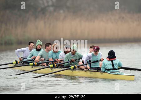 L'équipe masculine de l'Université de Cambridge lors d'une séance d'entraînement sur la rivière Great Ouse à Ely. La Gemini Boat Race aura lieu le samedi 30 mars. Date de la photo : jeudi 7 mars 2024. Banque D'Images