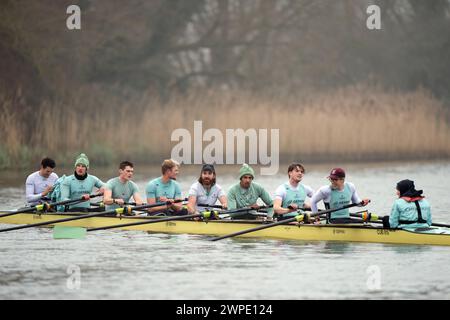 L'équipe masculine de l'Université de Cambridge lors d'une séance d'entraînement sur la rivière Great Ouse à Ely. La Gemini Boat Race aura lieu le samedi 30 mars. Date de la photo : jeudi 7 mars 2024. Banque D'Images