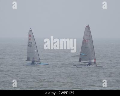 Sheerness, Kent, Royaume-Uni. 7 mars 2024. Météo Royaume-Uni : des vagues de soleil brumeuses pour les marins à Sheerness, Kent ce matin. Crédit : James Bell/Alamy Live News Banque D'Images