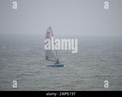 Sheerness, Kent, Royaume-Uni. 7 mars 2024. Météo Royaume-Uni : des vagues de soleil brumeuses pour les marins à Sheerness, Kent ce matin. Crédit : James Bell/Alamy Live News Banque D'Images