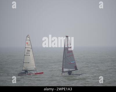 Sheerness, Kent, Royaume-Uni. 7 mars 2024. Météo Royaume-Uni : des vagues de soleil brumeuses pour les marins à Sheerness, Kent ce matin. Crédit : James Bell/Alamy Live News Banque D'Images