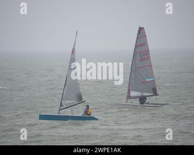 Sheerness, Kent, Royaume-Uni. 7 mars 2024. Météo Royaume-Uni : des vagues de soleil brumeuses pour les marins à Sheerness, Kent ce matin. Crédit : James Bell/Alamy Live News Banque D'Images
