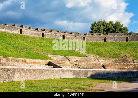 Ruines de l'amphithéâtre à Pompéi, Campanie, Italie, Europe. Intérieur de l'amphithéâtre à Pompéi, Campanie, Italie, Europe. Banque D'Images