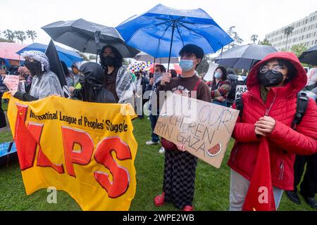 Los Angeles, États-Unis. 06 mars 2024. Des manifestants participent à un rassemblement pro-palestinien sous la pluie à Los Angeles. Crédit : SOPA images Limited/Alamy Live News Banque D'Images