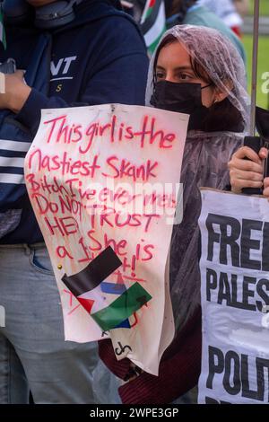 Los Angeles, États-Unis. 06 mars 2024. Des manifestants participent à un rassemblement pro-palestinien sous la pluie à Los Angeles. (Photo de Ringo Chiu/SOPA images/SIPA USA) crédit : SIPA USA/Alamy Live News Banque D'Images