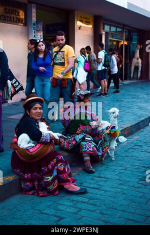 Deux vendeuses dans une rue principale à Arequipa. Banque D'Images