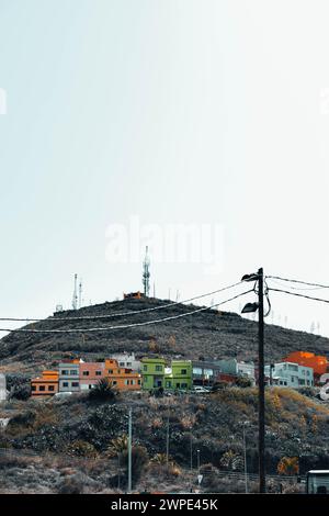 Maisons au sommet d'une colline à San Cristóbal de la Laguna. Banque D'Images