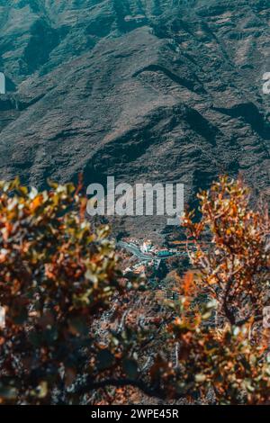 Une ville au milieu des montagnes de l'île de la Gomera. Banque D'Images