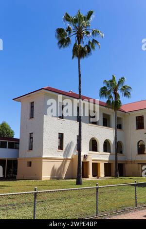 Ancienne école d'État (1937) maintenant le complexe gouvernemental rom sur Bungil Street Roma Queensland Australie Banque D'Images