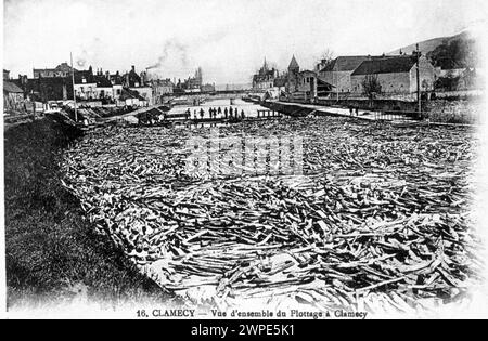 Bois flottant sur le Morvan à Clamecy - carte postale, début du XXe siècle Banque D'Images