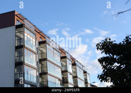 Appartements modernes à façade en verre appartements à Farnborough, Hampshire, Royaume-Uni Banque D'Images