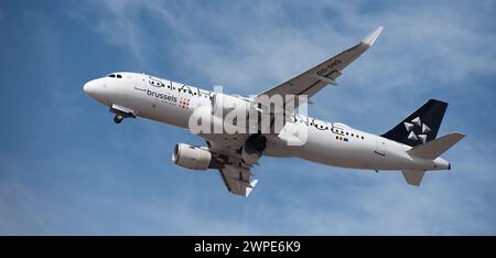 Tenerife, Espagne 14 février 2024. Airbus A320-214 Brussels Airlines vole dans le ciel bleu. Décollage à l'aéroport de Tenerife Banque D'Images