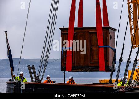 Dundee, Royaume-Uni. 07 mars 2024 photo : dans le cadre de la conservation de 1,4 M £ de RRS Discovery à Dundee, deux cuddy's sont retirés du pont. Les deux structures ont été déplacées pour la dernière fois il y a plus d'un siècle, et permettent d'effectuer des travaux urgents dans la coque interne, la proue et l'arbre d'hélice, y compris la désintégration dans les poutres en bois. Crédit : Rich Dyson/Alamy Live News Banque D'Images