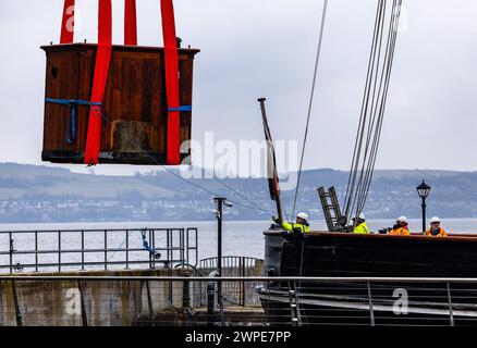 Dundee, Royaume-Uni. 07 mars 2024 photo : dans le cadre de la conservation de 1,4 M £ de RRS Discovery à Dundee, deux cuddy's sont retirés du pont. Les deux structures ont été déplacées pour la dernière fois il y a plus d'un siècle, et permettent d'effectuer des travaux urgents dans la coque interne, la proue et l'arbre d'hélice, y compris la désintégration dans les poutres en bois. Crédit : Rich Dyson/Alamy Live News Banque D'Images