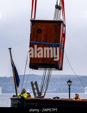 Dundee, Royaume-Uni. 07 mars 2024 photo : dans le cadre de la conservation de 1,4 M £ de RRS Discovery à Dundee, deux cuddy's sont retirés du pont. Les deux structures ont été déplacées pour la dernière fois il y a plus d'un siècle, et permettent d'effectuer des travaux urgents dans la coque interne, la proue et l'arbre d'hélice, y compris la désintégration dans les poutres en bois. Crédit : Rich Dyson/Alamy Live News Banque D'Images