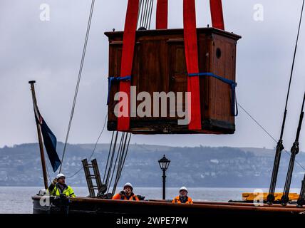 Dundee, Royaume-Uni. 07 mars 2024 photo : dans le cadre de la conservation de 1,4 M £ de RRS Discovery à Dundee, deux cuddy's sont retirés du pont. Les deux structures ont été déplacées pour la dernière fois il y a plus d'un siècle, et permettent d'effectuer des travaux urgents dans la coque interne, la proue et l'arbre d'hélice, y compris la désintégration dans les poutres en bois. Crédit : Rich Dyson/Alamy Live News Banque D'Images