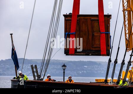 Dundee, Royaume-Uni. 07 mars 2024 photo : dans le cadre de la conservation de 1,4 M £ de RRS Discovery à Dundee, deux cuddy's sont retirés du pont. Les deux structures ont été déplacées pour la dernière fois il y a plus d'un siècle, et permettent d'effectuer des travaux urgents dans la coque interne, la proue et l'arbre d'hélice, y compris la désintégration dans les poutres en bois. Crédit : Rich Dyson/Alamy Live News Banque D'Images