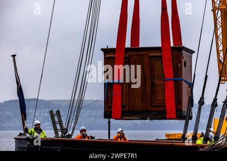 Dundee, Royaume-Uni. 07 mars 2024 photo : dans le cadre de la conservation de 1,4 M £ de RRS Discovery à Dundee, deux cuddy's sont retirés du pont. Les deux structures ont été déplacées pour la dernière fois il y a plus d'un siècle, et permettent d'effectuer des travaux urgents dans la coque interne, la proue et l'arbre d'hélice, y compris la désintégration dans les poutres en bois. Crédit : Rich Dyson/Alamy Live News Banque D'Images