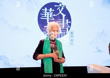 (240307) -- HARBIN, 7 mars 2024 (Xinhua) -- cette photo prise en janvier 2016 montre Jiang Shumei recevant un prix pour son troisième livre 'la femme au cou long' à Pékin, capitale de la Chine. Jiang Shumei, 87 ans, une grand-mère analphabète qui a appris à lire à l’âge de 60 ans, a peint plus de 300 peintures et publié 6 livres, réalisant une transformation étonnante dans ses années crépusculaires. Né dans le comté de Juye de la province chinoise du Shandong en 1937, Jiang vit actuellement dans la ville de Suihua de la province chinoise du Heilongjiang. En 1996, le mari de Jiang meurt dans un accident de la route. Afin de soulager Ji Banque D'Images