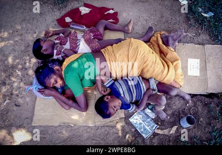 Sri Lanka, à Colombo, une mère sans abri et des enfants dorment sur le sol. Banque D'Images