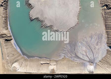 Mine de charbon industrielle, réservoir abstrait de sendimentation de la mine en Pologne. Lac industriel drone aérien vue photo. Les bassins de décantation et les clarificateurs sont sur wa Banque D'Images