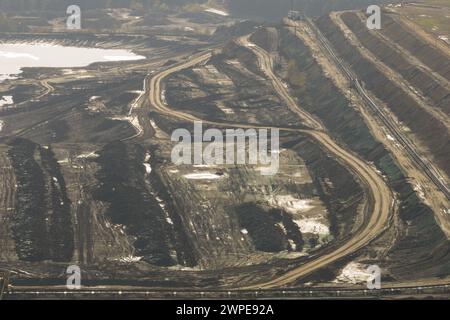 Mine de charbon industrielle, réservoir abstrait de sendimentation de la mine en Pologne. Lac industriel drone aérien vue photo. Les bassins de décantation et les clarificateurs sont sur wa Banque D'Images