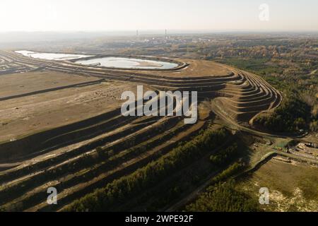 Mine de charbon industrielle, réservoir abstrait de sendimentation de la mine en Pologne. Lac industriel drone aérien vue photo. Les bassins de décantation et les clarificateurs sont sur wa Banque D'Images