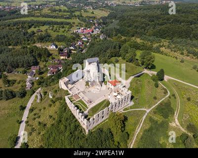 Rabsztyn, Pologne. Ruines du château royal médiéval sur le rocher dans le Jurassic Highland polonais. Rabsztyn vue aérienne en été. . Ruines de la Ra royale médiévale Banque D'Images