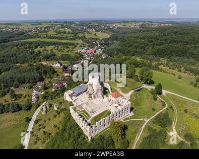 Rabsztyn, Pologne. Ruines du château royal médiéval sur le rocher dans le Jurassic Highland polonais. Rabsztyn vue aérienne en été. . Ruines de la Ra royale médiévale Banque D'Images