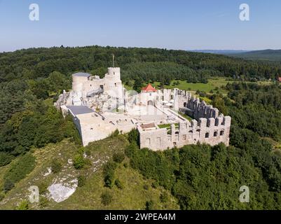 Rabsztyn, Pologne. Ruines du château royal médiéval sur le rocher dans le Jurassic Highland polonais. Rabsztyn vue aérienne en été. . Ruines de la Ra royale médiévale Banque D'Images