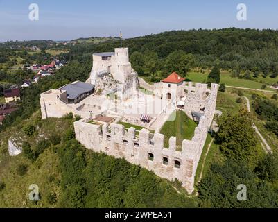 Rabsztyn, Pologne. Ruines du château royal médiéval sur le rocher dans le Jurassic Highland polonais. Rabsztyn vue aérienne en été. . Ruines de la Ra royale médiévale Banque D'Images