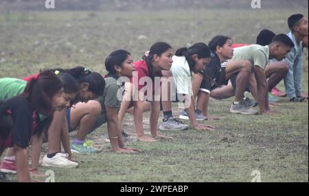 Guwahati, Guwahati, Inde. 7 mars 2024. Bodo jeune fille tribale pratiquant pour l'armée Agniveler Recruitment 2024 à Bagan para dans le district de Baksa de l'Assam le jeudi 7 février 2024.Indian Army Agnvieer Recruitment vise à recruter des hommes et des femmes âgés de 17,5 à 21 ans pour les forces armées indiennes. L'inscription a commencé pour le rassemblement de recrutement de l'armée indien Agleveler du 13 février 2024. (Crédit image : © Dasarath Deka/ZUMA Press Wire) USAGE ÉDITORIAL SEULEMENT! Non destiné à UN USAGE commercial ! Banque D'Images